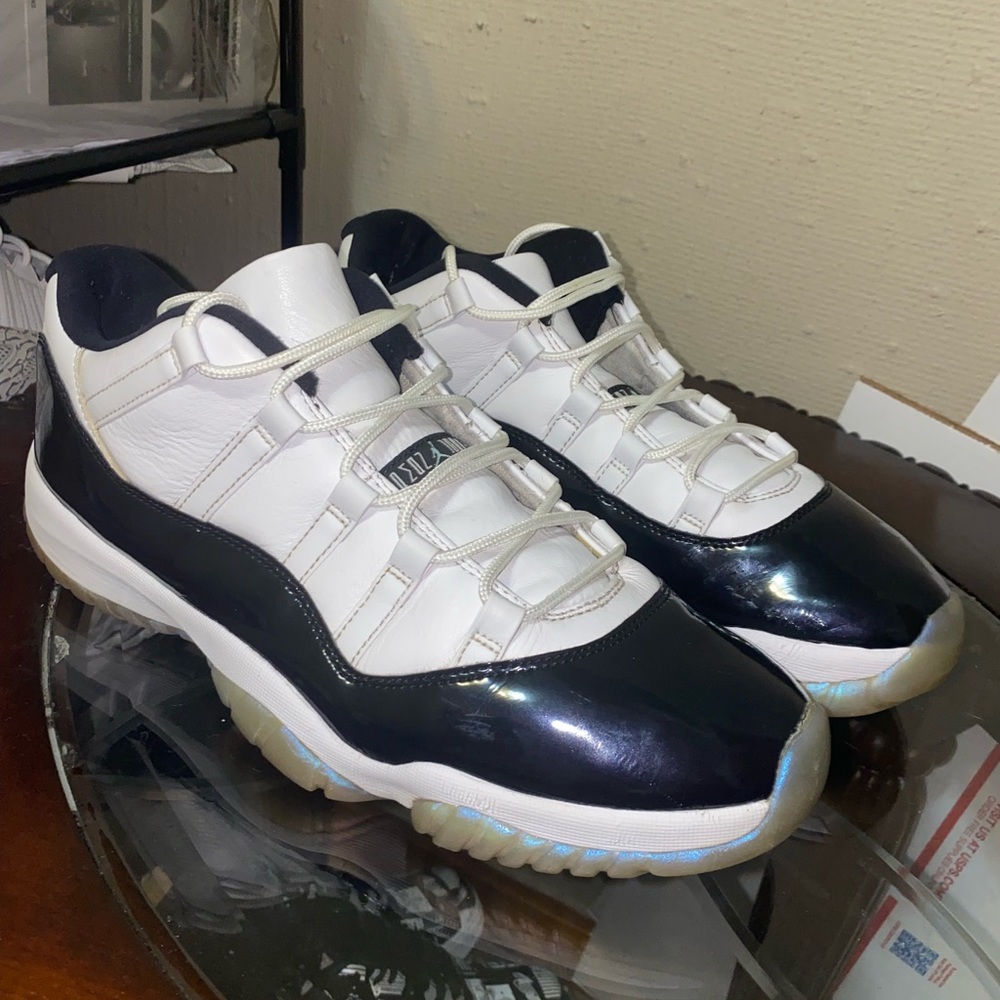 Jordan 11 low emerald